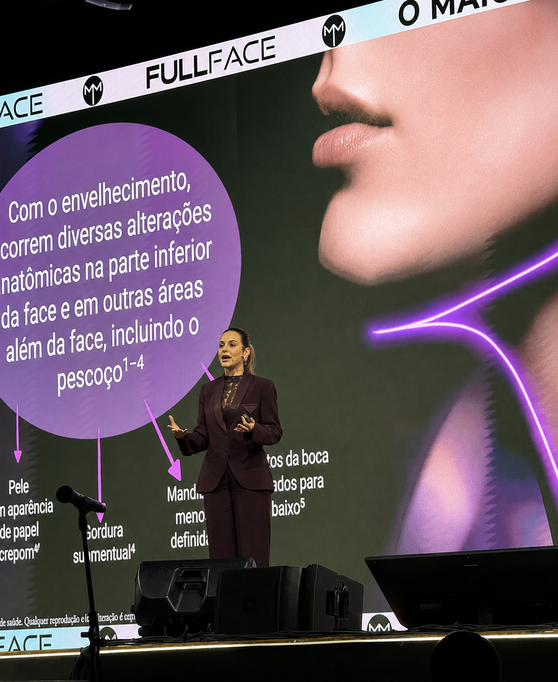 Dra. Carol Chipoletti palestrando sobre Harmonização Orofacial
